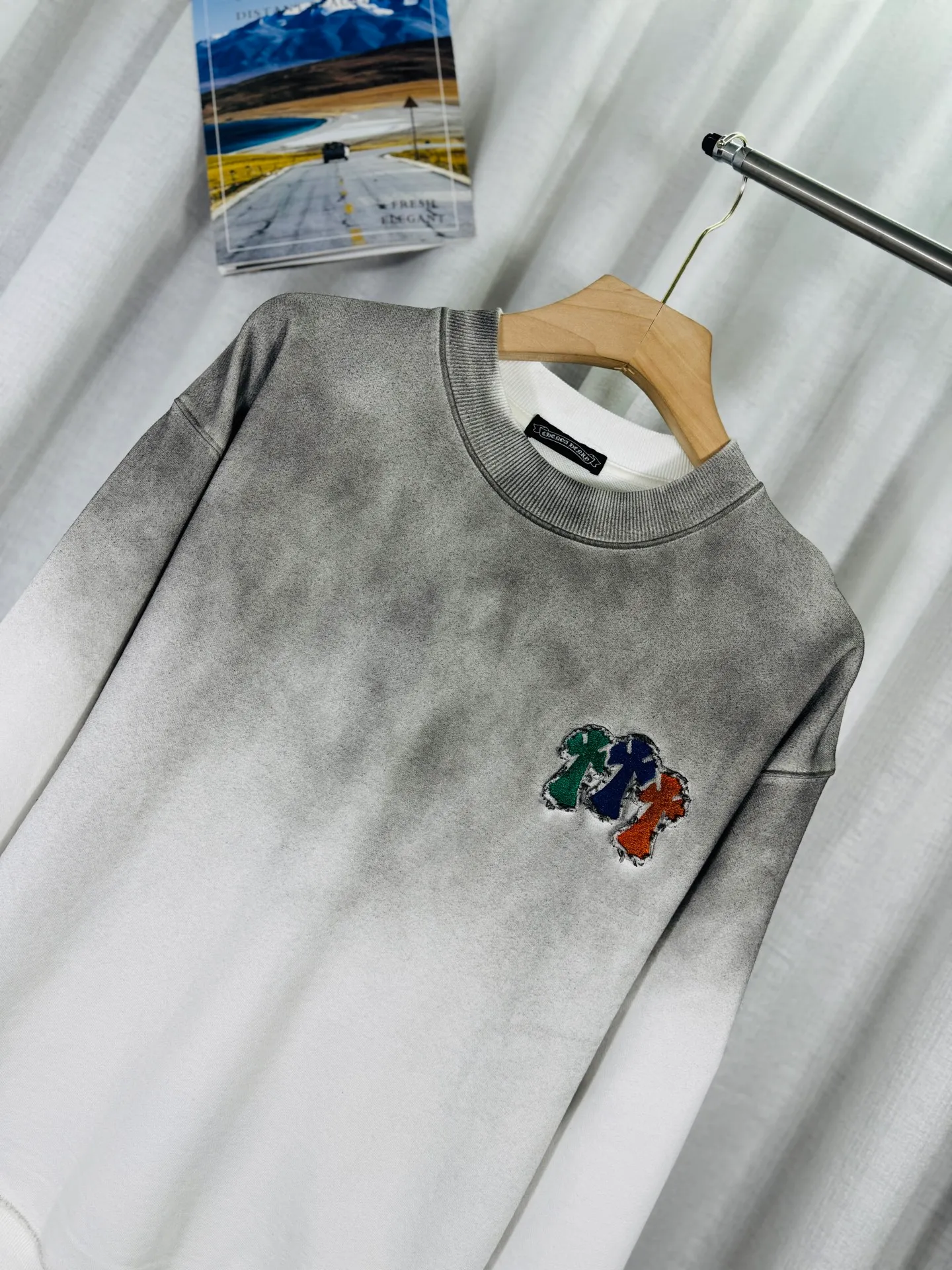 P270 top version, real shot without P, ​​different from market currency) 𝗖𝗵𝗿𝗼𝗺𝗲 𝗛𝗲𝗮𝗿𝘁𝘀/Cro Heart 2025 washed patch embroidery autumn and winter new original single counter American laser burnt 3D three-dimensional color embroidered couple casual sweatshirt 👑The highest version! Customized fabric 430g tripe terry fabric! American acid-washed and distressed original fabric laser burnt ✟appliqué embroidery and exquisite embroidery of letters! The best-selling model in the counter, very comfortable to wear. Accessories: original molded and authenticated collar label➕100% silk wash label. Genuine purchase-grade original hangtag➕matching hanging rope➕3D hanging beads➕original packaging bag. Craftsmanship: The original version has consistent wiring! The highest version of the armhole matching technique! Color: White Black Size: S M L XL Style No.: 9324